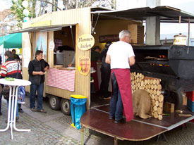 Flammkuchenverkauf auf dem Brettlemarkt 2008 in Emmendingen