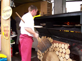 Flammkuchenverkauf auf dem Brettlemarkt 2008 in Emmendingen